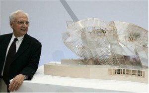 larchitetto-gehry-accanto-al-plastico-delledificio-per-la-fondazione-vuitton-400x252